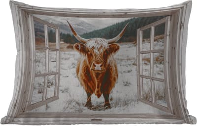 Buitenkussens - Schotse Hooglander - Winterlandschap - Landelijk - Bergen - Doorkijk - 60x40 cm - Weerbestendig
