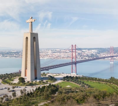Cristo Rei en de 25 Aprilbrug van Lissabon - Fotobehang (in banen) - 250 x 260 cm