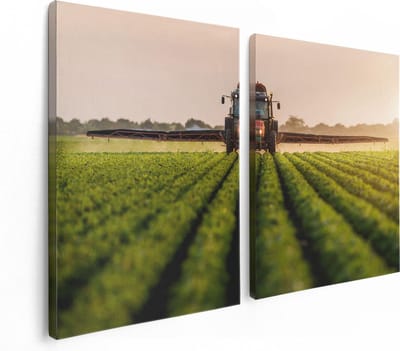 Artaza Canvas Schilderij Tweeluik Rode Tractor op het Veld aan het Sproeien - 120x80 - Foto Op Canvas - Canvas Print