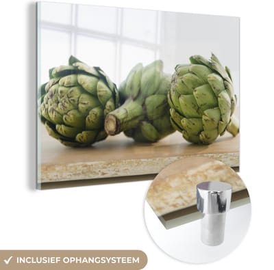 ® Glasschilderij 180x120 cm - Schilderij acrylglas - Drie hoofden van een artisjok of Cynara scolymus gelegen op een houten plank - Foto op glas - Muurdecoratie woonkamer - Wanddecoratie slaapkamer - Schilderijen