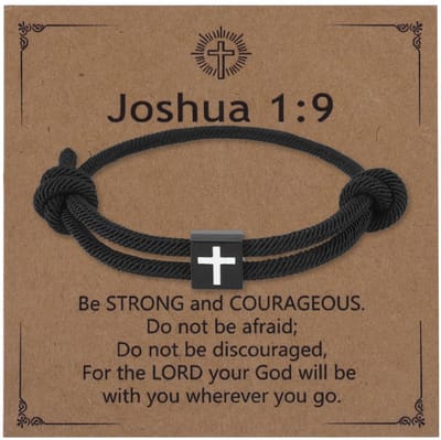 Dailygoods- Kruisarmband Verstelbaar - Zwart Touw - Christelijke Doopbevestigingscadeau - Voor Tienerjongens 8-18 Jaar - Inclusief Kaart - Premium Milanese Touw - Armband