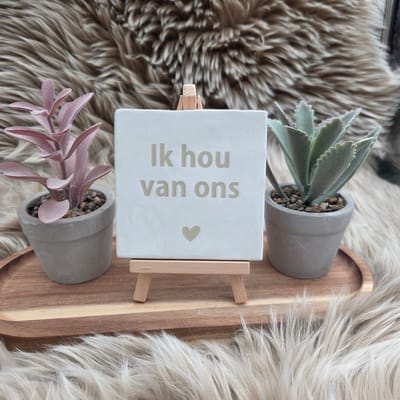 Robuust Spreuktegeltje – Ik Hou van Ons – Hip trendy tegeltje – 10x10 cm – Cadeau voor Partner, Valentijn of Jubileum – Stijlvol en Persoonlijk Woonaccessoire - Zomaar - Voor jezelf - Deco – Trendy nu