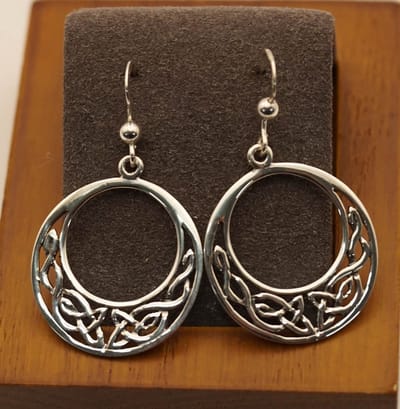 Keltische zilveren oorhangers met in het rondje oneindige keltische knopen - leuke zilveren keltische oorhangers - 925 zilveren celtic oorbellen met eeuwige knoop - stoere ronde oorbellen