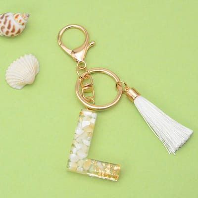 Letter Sleutelhanger A-Z – Luxe Initialen Sleutelhanger met Pompon & Kwastje – Tashanger voor Dames & Meisjes – Accessoire voor Sleutelbos, Handtas, Rugzak & Autosleutel – Persoonlijk Cadeau voor Vrouw, Moeder, Dochter & Vriendin