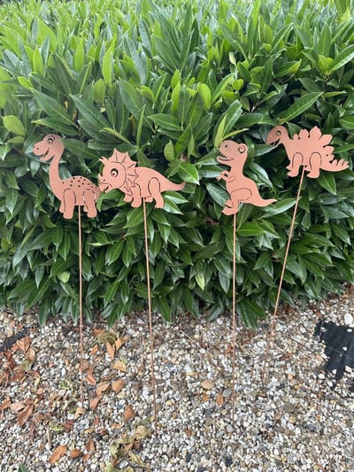 Metalen deco tuinstekers "dino's" - Set van 4 stuks - roestkleurig - hoogte 60 x 17 x 15 cm - Tuinaccessoires - Tuindecoratie – Tuinstekers