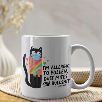 Creasowl® I’m Allergic to Pollen, Dust Mites and Bullshit Mok – Keramische Witte Koffiemok 330ml - Grappige Quote - Humor Cadeau voor Collega’s, Vrienden & Familie - Koffie & Thee Mok