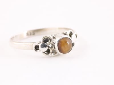 Fijne bewerkte zilveren ring met tijgeroog - maat 20