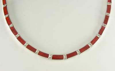 Zilveren collier met rode koraal steen