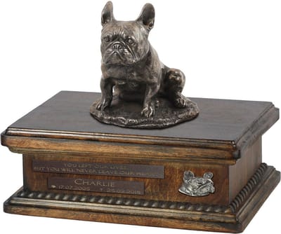 Persoonlijke urn voor Franse Bulldog met beeldje en houten design