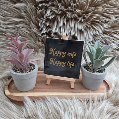 Robuust Wenstegeltje - Happy Wife Happy Life – Luxe Cadeautegel met Tekst – Perfect Cadeau voor Relaties, Woningdecoratie en Jubiliea - Trendy nu - 10X10 – Decoratief Tegeltje met Standaard – Cadeau Idee