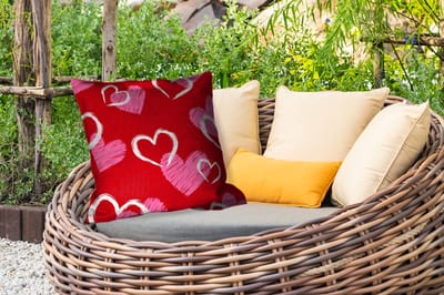Sierkussen Buiten - Patroon - Hartjes - Roze - Valentijn - 60x60 cm - Weerbestendig