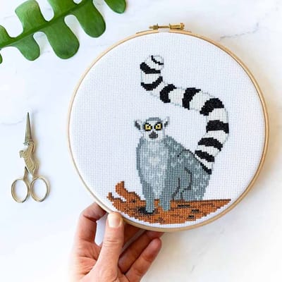 Ringstaartmaki borduurpakket - dieren borduurpakketten - modern borduurpakket voor beginners inclusief borduurring en DMC borduurgaren - Lemur