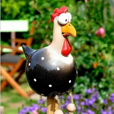 Tuinhek Kunst Decoratie, Kipbeeld met Grote Ogen, Houten Paal Sculptuur van Kip met Lange Poten, Hars Ambachtelijk Ornament