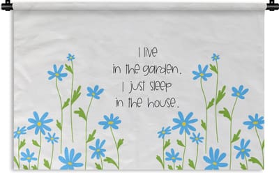 Wandkleed - Wanddoek - I live in the garden I just sleep in the house - Spreuken - Quotes - 180x120 cm - Wandtapijt