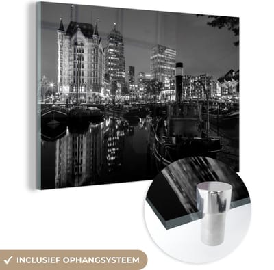 MuchoWow® Glasschilderij 30x20 cm - Schilderij acrylglas - De Oudehaven van Rotterdam tijdens de nacht - zwart wit - Foto op glas - Schilderijen