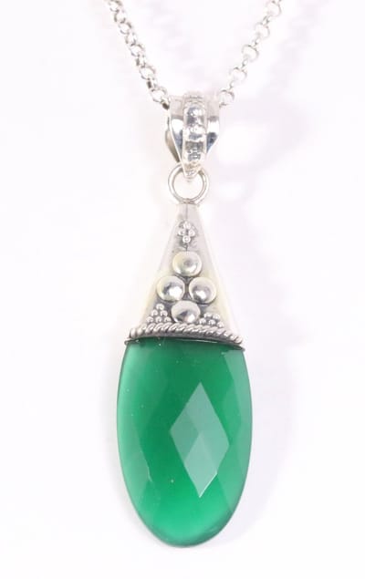 Bewerkte zilveren hanger met groene onyx aan ketting