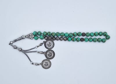 Handgemaakte naam tasbih 33 Kralen Natuursteen “Groen howliet gesponnen goud” - met metaal tassel “Masha' allah"- Met je naam of de naam van uw geliefde- 8 mm diameter van de korrel