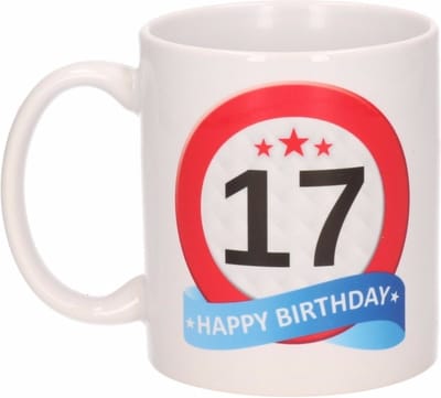 Beallatio Decorations - 17 jaar Verjaardag koffiemok - cadeau beker - stopbord print met happy birthday - 300 ml - keramiek - wit