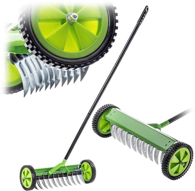 KADAX Gazonbeluchter met wielen, tuinkrabber voor gazon, tuin en mos, metalen hark, handmatige verticuteerder, tuinaccessoires, gazonbeluchter, cultivator (met steel)