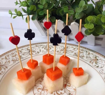 Akyol - 10 x cocktail prikkers kaartsymbolen -verjaardag prikker -cup cake prikker kaartsymbolen-poker-cocktail prikkers poker kaarten - pesten- cake - taart -verjaardag cup cake topper - poker -cocktail prikker -cocktailprikker kaarten