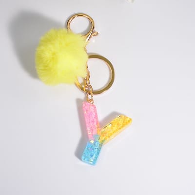 Sleutelhangers of voor je tas van A tot Z - met een pompon of kwastje - met letter - mooi design - handgemaakt - sleutelhangers - design - mode - goud - zwart - blauw - roze- rood