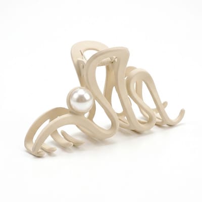Beigekleurige haar clip voor dames – golvende haar klem van kunststof met parel detail – stevige grip – stijlvolle haar accessoire