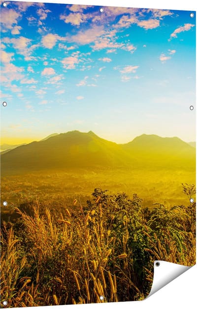 Gards Tuinposter Bergen met Mist in Thailand - 90x120 cm - Tuindoek - Tuindecoratie - Wanddecoratie buiten - Tuinschilderij
