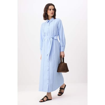 Marineblauwe platte maxi-jurk in A-lijn model voor dames, geschikt voor gebruik met een hijab.