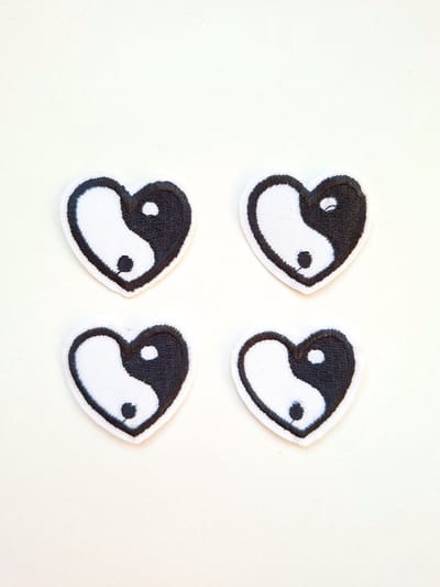Embleem ''ying yang hartjes'' SET van 4 stuks, geluksbrenger, uitdeelcadeau, Carnaval, oeteldonk, carnavalsjassen, carnavalsemblemen oeteldonkstijl, carnavalskleding, patch, strijkembleem, Den Bosch