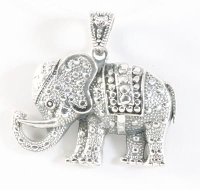 Bewerkte zilveren olifant hanger