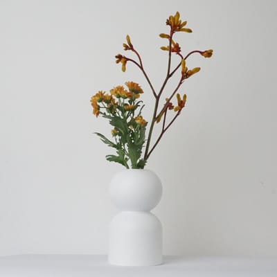 LEMON LILY Houten Vaas 'Low' – Wit – Ø 8,5 × 14 cm – Inclusief Glazen Buisje – Handgemaakt Design vaas