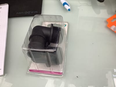 Kniestuk voor slang. zwart plastic. met schroefdraad 1 inch, naar slang 25mm doorsnede. 2 stuks. L stukken.