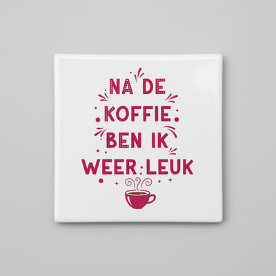 Grappige Koffie Quote Decoratie Tegel “Na de Koffie Ben Ik Weer Leuk” – Keuken & Koffieliefhebber Wanddecoratie – 15 x 15 cm Keramische Tegel