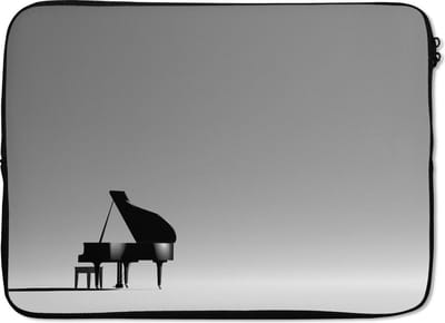 Laptophoes 13 inch - Een piano in een grijze ruimte - Laptop sleeve - Binnenmaat 32x22,5 cm - Zwarte achterkant