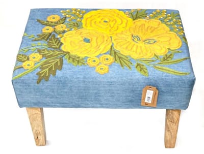 Only natural denim blauw voetenbankje met GELE geborduurde bloemen 35 x 50 x 52 cm