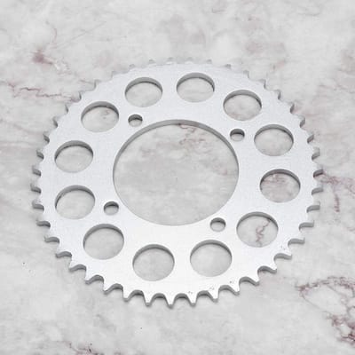 Dailygoods- Achtertandwiel 43 Tanden - Ketting 420 - Motorfiets Accessoire - Hoge Transmissie-Efficiëntie - Compatibel met Fabrieksnormen - Vervanging voor Beschadigde Onderdelen - Tandwiel