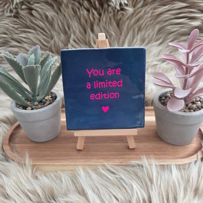 Robuust Wenstegeltje – You Are a Limited Edition – Speels – Hip trendy tegeltje – 10x10 cm – Uniek Cadeau voor Vriendin, Juf, Tante, Zus of Collega – Stijlvolle Woondecoratie met Boodschap – Trendy nu – Decoratief Tegeltje met Standaard – Cadeau Idee
