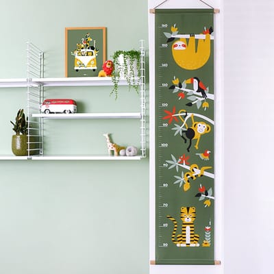 Groeimeter Jungle olijf groen 30cm x 130cm - groeimeter - babykameraccessoire - katoen - oerwoud - jungle - groen - dieren - aap - luiaard - tijger - toekan - oker - babykamer - muurdecoratie - stokken - lederlook touwtje