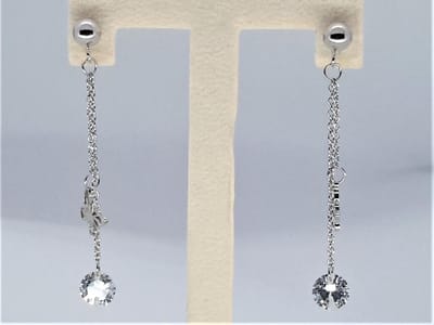 Oor stekkers chirurgisch staal rond knopje met twee hanger vlinder en 7mm kristal.