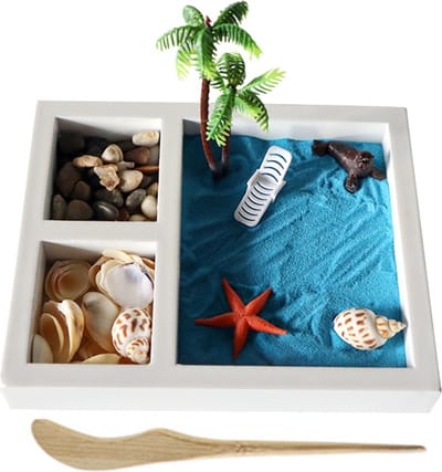 Zentuintje - Zen Garden , Strand met blauw zand, palmbomen, zeehond, strandstoel, schelpen en stenen. Inclusief houten pen
