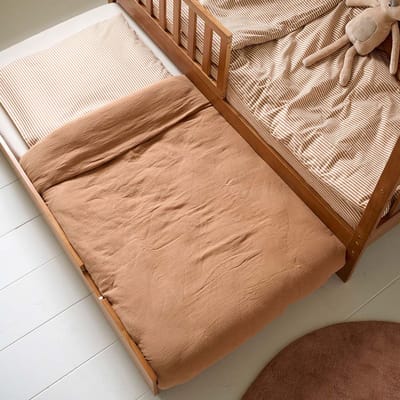 Petite Amélie Onderschuifbed voor Bedhuisje «Maison» 80 x 160 cm - Walnoot – Grenenhout – Soepel Rollende Wieltjes – 100 kg Draagkracht