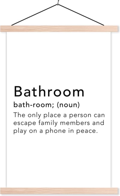 Posterhanger incl. Poster 40x60 cm - Schoolplaat - Spreuken - Quotes - The only place a person can play on a phone in peace - Bathroom - Badkamer - Textielposter - Blanke latten