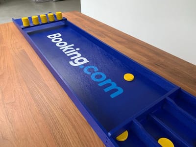 Vandenbossportief Gepersonaliseerde Sjoelbak 200cm - Wedstrijdsjoelbak - Inclusief 30 sjoelstenen - Te personaliseren - bedrukte sjoelbak - Logo, Uiting en meer - op de brug - speelveld - stenen van de sjoelbak-volledig in jouw kleur gespoten
