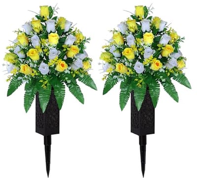 Kunstmatige begraafplaats bloemen en gedenkboeketten met vazen voor kerkdecoratie