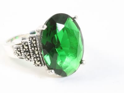 Zware zilveren ring met groene saffier en marcasiet - maat 18