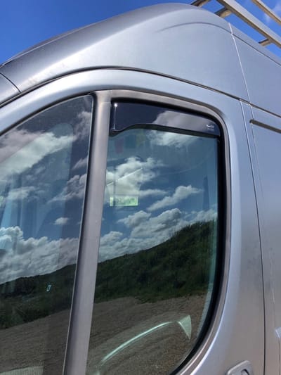 Fiat Ducato zijwindscherm getinte (korte / halve) raamspoilers tbv VANAF 2006 Citroen Jumper VANAF 2006 Peugeot Boxer VANAF 2006 en Opel Movano C vanaf 2021 merk Team Heko visors fenders