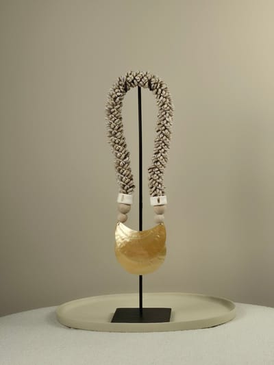 Blitzdeco - Schelpen Ketting op Standaard - Jones - Handgemaakt - Beige Wit Goud - Decoratie