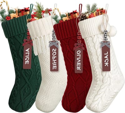 Set van 4 Grote Gebreide Kerstkousen van 45 cm in Rood, Ivoor en Groen met Naamlabels voor Kerstdecoratie en Haard
