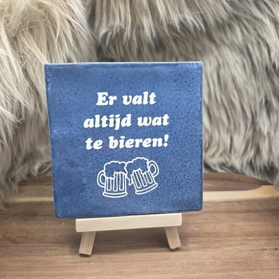 Robuust Wenstegeltje – Er Valt Altijd Wat Te Bieren – Inclusief Houten Standaard – Luxe Cadeautegel met Tekst – Perfect Cadeau voor Relaties, Woningdecoratie en Jubiliea - Trendy nu - Keramiek - 10X10