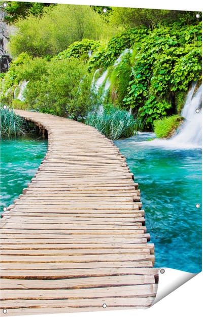 Gards Tuinposter Houten Pad op het Water bij de Watervallen - 90x120 cm - Tuindoek - Tuindecoratie - Wanddecoratie buiten - Tuinschilderij